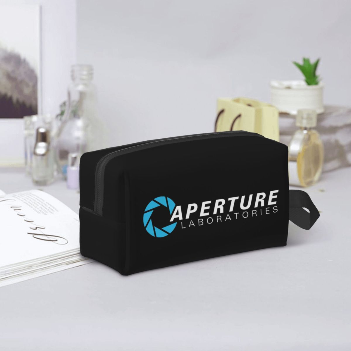 Beauty Lab Makeup - Aperture Science Laboratories - ポータル メイクアップバッグ