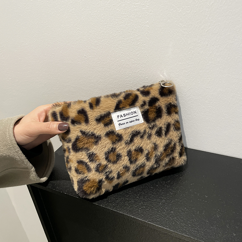 ヒョウ柄ぬいぐるみ化粧バッグ大容量ポータブル旅行用トイレタリ - Beauty Makeup Bag のレビューと価格